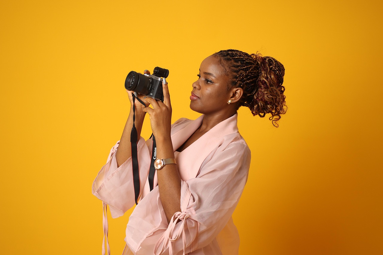 photographer-female-8085630_1280
