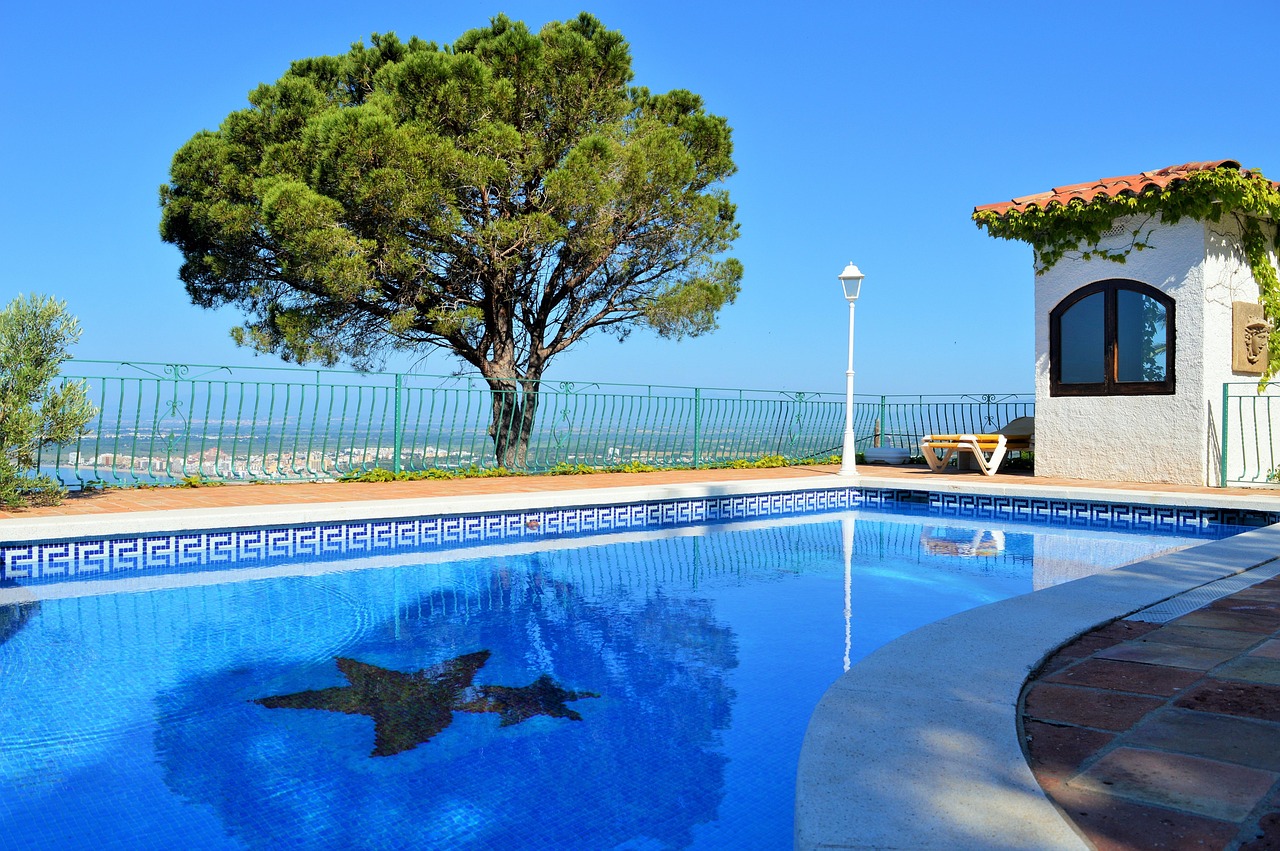 pool-958429_1280
