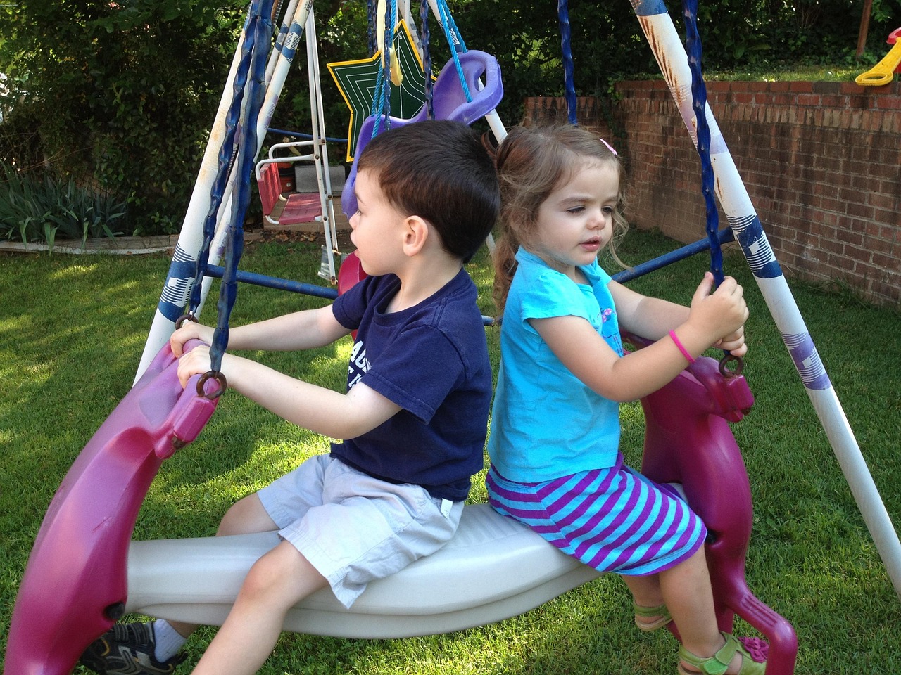 kids-at-swing-1185902_1280
